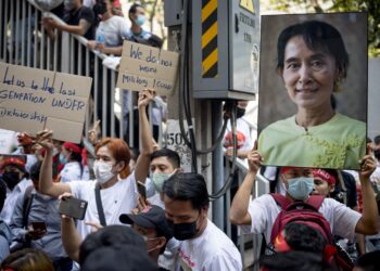 PENUNJUK perasaan memegang imej Aung San Suu Kyi semasa bantahan di luar Kedutaan Myanmar di Bangkok, Thailand.-AFP