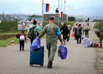 PASUKAN pengaman Russia mengiringi orang awam Armenia ke kawasan penginapan berhampiran Stepanakert di wilayah Nagorno-Karabakh.-AFP