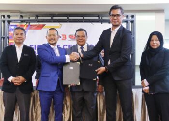 MAJLIS pertukaran dokumen kerjasama antara BDB Energy dan Pumar Solar Power untuk meneroka industri tenaga solar di Malaysia.