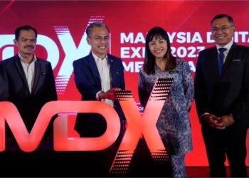 FAHMI Fadzil melancarkan Malaysia Digital Expo 2023 Di Bandar Utama, Petaling Jaya, hari ini. Turut hadir, Timbalan Menteri Komunikasi dan Digital, Teo Nie Ching (dua kanan); Ketua Setiausaha Kementerian Komunikasi dan Digital (KKD), Datuk Mohamad Fauzi Md. Isa (kiri) dan Ketua Pegawai Eksekutif MDEC, Ts. Mahadhir Aziz (kanan). - UTUSAN/FAUZI BAHARUDIN