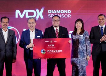 FAHMI Fadzil (dua kiri) menerima plak replika bagi penajaan daripada Pengarah Urusan Innoveam, Zamir Rashid pada majlis pelancaran Malaysia Digital Expo 2023 (MDX2023) di Bandar Utama, Petaling Jaya, semalam.  Turut hadir, Teo Nie Ching (dua kanan), Ketua Setiausaha Kementerian Komunikasi dan Digital, Datuk Mohamad Fauzi Md. Isa (kiri) dan Ts. Mahadhir Aziz. - UTUSAN/FAUZI BAHARUDIN
