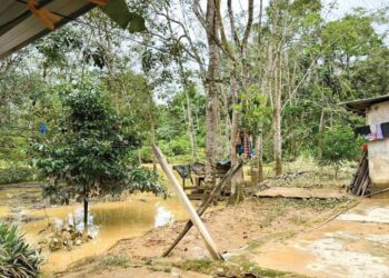 PENDUDUK mahu lokasi tempat tinggal baharu kerana kediaman mereka sering dilanda banjir kilat di Kampung Sempadan di Jerantut, Pahang. - UTUSAN/HARIS FADILAH AHMAD