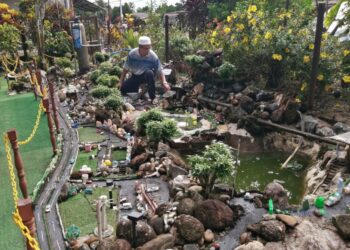 TUAN Tudin Tuan Hadi melakukan kerja-kerja menghiasi 'Laman Atuk' di pekarangan rumahnya di Kampung Lebak, Hulu Terengganu. - UTUSAN/NOOR HAYATI MAMAT