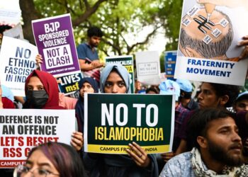 PENUNJUK perasaan memegang sepanduk semasa demonstrasi menentang keganasan anti-Islam di New Delhi. - AFP 