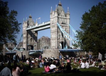 ORANG ramai mengambil kesempatan bersantai berdekatan Tower Bridge di tengah London. - AFP
