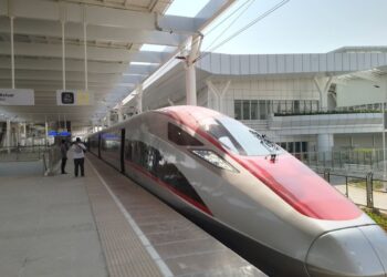 GAMBAR kereta api berkelajuan tinggi Jakarta-Bandung di Stesen Tegalluar di Bandung. - AGENSI 