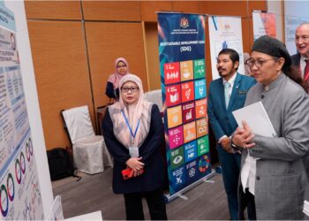 HANIFAH Hajar Taib (kanan) diiringi Mohd. Uzir Mahidin ((tiga, kanan) melawat pameran kajian penyelidikan sempena Persidangan Statistik Malaysia 2023  di Sasana Kijang, Bank Negara Malaysia, Kuala Lumpur, semalam. – UTUSAN/FAUZI BAHARUDIN
