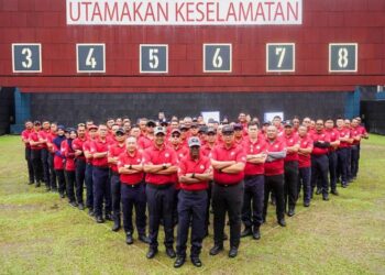 ALLAUDEEN Abdul Majid (tengah) dalam program menembak sempena sambutan hari polis ke 216 di Lapang Sasar PGA, Cheras. – UTUSAN/MASZUREEN HADZMAN