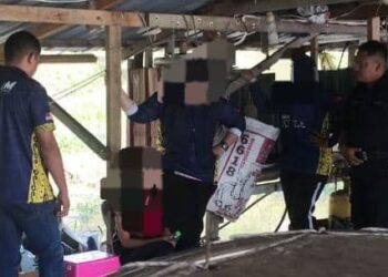 MANGSA (duduk) diselamatkan sekumpulan lelaki selepas bertindak terjun dari Jambatan Sultan Yahya Petra, Kota Bharu, Kelantan, semalam. - IHSAN PENDUDUK