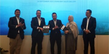 NIK Nazmi Nik Ahmad menyaksikan majlis pertukaran dokumen kerjasama antara  Dr. Zulqarnain Mohamed (kiri) dan Zaida Khalida Shaari di Kiara Bay Sales Gallery, Kuala Lumpur. - UTUSAN/SYAKIR RADIN