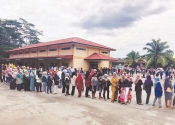 ORANG ramai beratur panjang untuk membeli beras lima kilogram dengan harga RM1 yang dijual oleh Yayasan Misi Rakyat di Dewan Serbaguna, Masjid Sultan Abdul Halim di Sungai Petani.