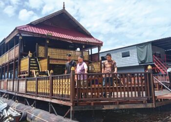 TUAN Ahmad Tuan Abdullah (tengah) melihat rumah bot yang diubah suai berkonsepkan tradisional Melayu di Tasik Kenyir, Hulu Terengganu. - UTUSAN/NOOR HAYATI MAMAT