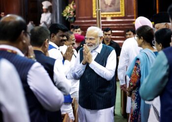 NARENDRA Modi bertemu dengan wakil rakyat di Dewan Pusat bangunan Parlimen lama di New Delhi. - AFP