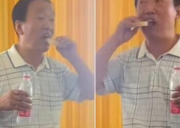 LELAKI itu memakan produk dihasilkan syarikatnya bagi membuktikan tidak mengandungi bahan kimia. - AGENSI 