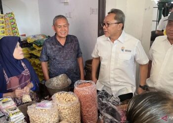 ZULKIFLI Hasan berbual dengan peniaga ketika membuat tinjauan di Pasar Johar di Kota Semarang, Jawa Tengah.-AGENSI