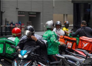 KERJA sebagai penghantar makanan antara pekerjaan  dilakukan oleh  rakyat Malaysia untuk menambah  sumber kewangan mereka. – GAMBAR HIASAN