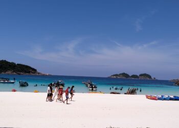 SEBAHAGIAN daripada pelancong yang berkunjung di Pulau Redang, Kuala Nerus, Terengganu.