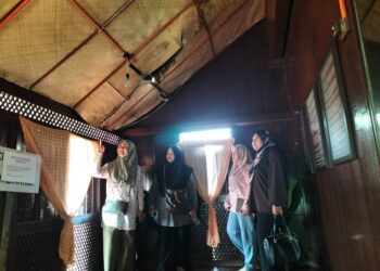 WAN Nurul Ain  Wan Ismail (kiri) bersama rakan-rakannya melihat kerosakan di bahagian siling rumah kelahiran Allahyarham Tan Sri P.Ramlee di George Town, Pulau Pinang. – UTUSAN/OTHMAN YAHAYA