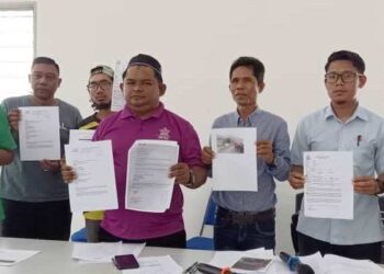 MOHD. Fazli (empat dari kanan) bersama penduduk menunjukkan laporan polis dan surat kelulusan penempatan warga asing yang dipalsukan dalam sidang akhbar di D'Aman Residensi di Halaman Meru Aman, Meru, Ipoh hari ini.