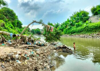 SUNGAI Deli antara sungai yang paling teruk tercemar akibat sampah di Medan. - AGENSI