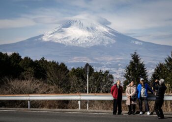 AWAN di kawasan Gunung Fuji dikesan tercemar dengan zarah mikroplastik.-AFP
