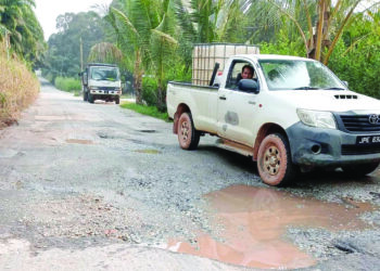 KEADAAN kerosakan laluan di Jalan Kebun Sayur di Bukit Naning, Muar.