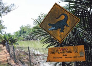 PAPAN tanda amaran buaya di Laman Belia Sungai Rambai, Jasin, Melaka. - UTUSAN/SYAFEEQ AHMAD