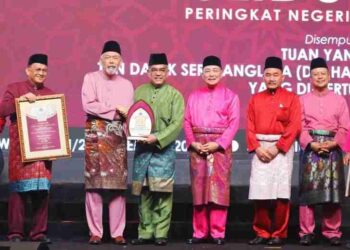 JUHAR Mahiruddin (tiga kiri) menyampaikan Anugerah Tokoh Maulidur Rasul kepada bekas Setiausaha Kerajaan Negeri, Tan Sri Sukarti Wakiman (empat kiri) di Kota Kinabalu hari ini