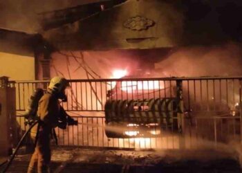 BOMBA memadamkan kebakaran rumah di Rawang, Hulu Selangor awal pagi tadi.