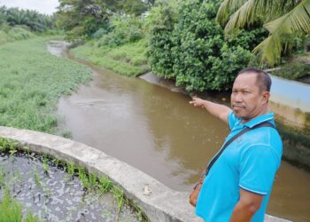 NORHIZAM Sarif menunjukkan air yang hitam mengalir di Sungai Sembilang sehingga menjejaskan nelayan dekat Jeti Sungai Sembilang, Jeram di Kuala Selangor, Selangor. – UTUSAN/SADDAM YUSOFF