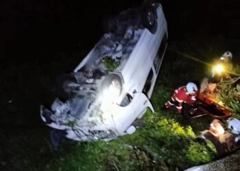 KEADAAN kemalangan membabitkan sebuah van persiaran yang dinaiki sembilan individu termasuk pelancong Singapura yang terbabas ke cerun bukit di Jalan Teluk Kumbar, Bukit Genting, Pulau Pinang malam ini.
