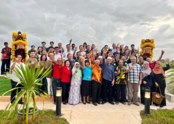 MOHD. Shukri Ramli (lima dari kanan) bergambar bersama tetamu jemputan yang hadir sewaktu Majlis Pembukaan Country Road Homestay, Arau, Perlis semalam. -UTUSAN/ASYRAF MUHAMMAD