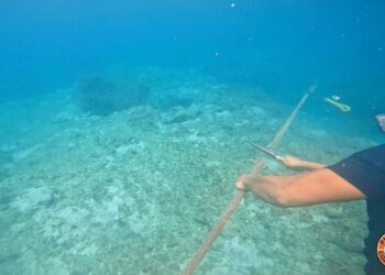 PENGAWAL pantai Filipina memotong halangan terapung yang dipasang berhampiran Scarborough Shoal di Laut China Selatan.-AGENSI