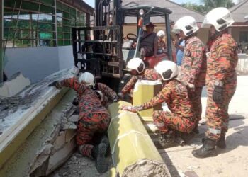ANGGOTA bomba melakukan operasi menyelamat susulan runtuhan struktur rumah di Felda Papan Timur, semalam yang meragut nyawa seorang pekerja warga Indonesia.