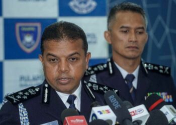 AYOB Khan Mydin Pitchay (kiri) bercakap pada sidang akhbar selepas Majlis Serah Terima Tugas Pengarah Jabatan Siasatan dan Penguatkuasaan Trafik (JSPT) di Pusat Latihan Polis (PULAPOL) di sini, hari ini. GAMBAR:  -UTUSAN/FARIZ RUSADIO