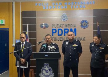 MANCHA ATA  (dua dari kiri) bercakap dalam sidang media di Ibu Pejabat Polis Kontinjen (IPK) Sarawak di sini hari ini.