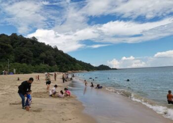 KAWALAN keselamatan yang lemah di Pantai
Teluk Batik, Perak boleh mengundang lebih banyak tragedi pada masa depan. - UTUSAN/AIN
SAFRE BIDIN