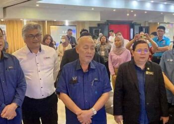 ROLAND (tengah) mendengar taklimat ringkas dari penganjur berhubung Makmal Bakat dan Inovasi Digitial di Hotel Penview hari ini.