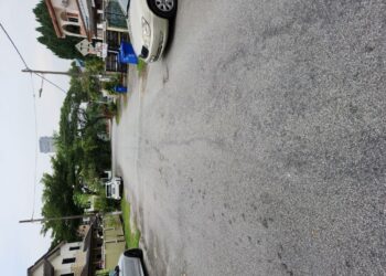 KEADAAN Jalan Tebing 8/8 di Seksyen 8, Shah Alam yang mana cat garisan jalan sudah pudar.-IHSAN PEMBACA