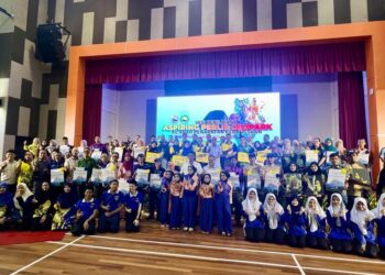 PANEL penilai berkesempatan merakamkan gambar bersama rakan strategik dan komuniti selepas Majlis Penutup Sesi Penilaian Aspiring Perlis Geopark Ke Arah Penarafan Kebangsaan di Dewan Bankuet Kompleks Kerajaan Negeri, Kangar, Perlis hari ini. -UTUSAN/ASYRAF MUHAMMAD