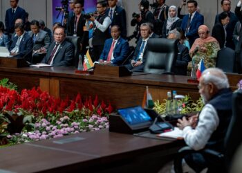 ANWAR Ibrahim dan para delegasi mendengar taklimat daripada Narendra Modi pada Sidang Kemuncak ASEAN ke-43 di Jakarta, Indonesia hari ini.