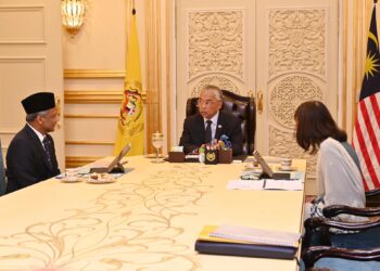 AL-SULTAN Abdullah Ri'ayatuddin Al-Mustafa Billah Shah berkenan menerima menghadap dan sembah taklimat daripada Abdul Rasheed Ghaffour dan  Jessica Chew Cheng Lian berhubung perkembangan semasa ekonomi negara daripada Bank Negara Malaysia (Bank Negara) di Istana Negara, semalam.