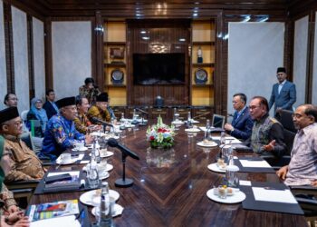 ANWAR Ibrahim bertemu dengan  11 pertubuhan Islam di Jakarta, Indonesia, semalam. -GAMBAR MEDIA SOSIAL