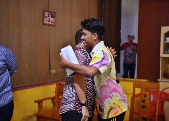 SETIAUSAHA Politik Anwar,  Ahmad Farhan Fauzi mengunjungi adik Rahman di Jalan Segamat-Kuantan, Jumaat lalu. -GAMBAR FACEBOOK