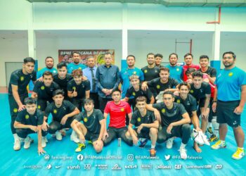PRESIDEN FAM, Datuk Hamidin Mohd. Amin meninjau latihan skuad futsal di Wisma FAM di Kelana  Jaya, hari ini.-Ihsan FAM