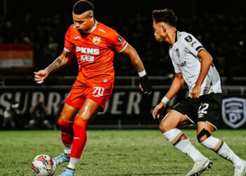 PEMAIN Selangor FC, Ayron Del Valley cuba melepas kawalan pemainTerengganu FC dalam perlawanan suku akhir Piala Malaysia di Stadium Majlis Bandaraya Petaling Jaya (MBPJ).