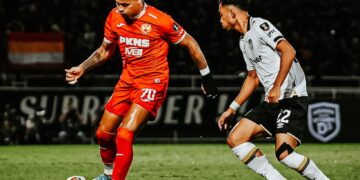 PEMAIN Selangor FC, Ayron Del Valley cuba melepas kawalan pemainTerengganu FC dalam perlawanan suku akhir Piala Malaysia di Stadium Majlis Bandaraya Petaling Jaya (MBPJ).