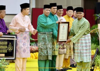 SULTAN Sallehuddin Sultan Badlishah mengurniakan Anugerah Tokoh Imam kepada Saidin Dogol sempena Majlis Sambutan Maulidur Rasul Peringkat Negeri Kedah di Alor Setar. -GAMBAR/ KEDAH ROYAL FAMILY