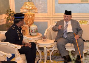 TUANKU Syed Sirajuddin Jamalullail berkenan berangkat menerima sembah mengadap Ketua Polis Negara, Tan Sri Razarudin Husain di Balai Menghadap Biru Istana Arau, Perlis semalam.-UTUSAN