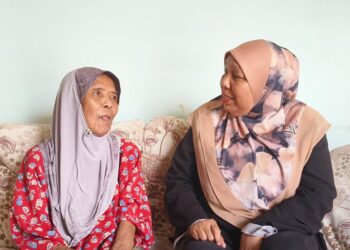 HATUN Bakar (kiri) yang masih merindui arwah Sharipuddin Shaari ditemani Ramlah Shaari  di kediamannya di Kampung Rani Estate, Arau, Perlis baru-baru ini – UTUSAN/SYED AZLAN SAYID HIZAR